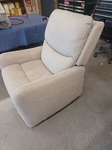 Power Recliner - Gallery Image 2